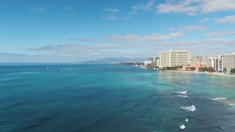 Vista-Aérea-Delantera,-órbita-Ascendente,-De-Caostline-De-Waikiki