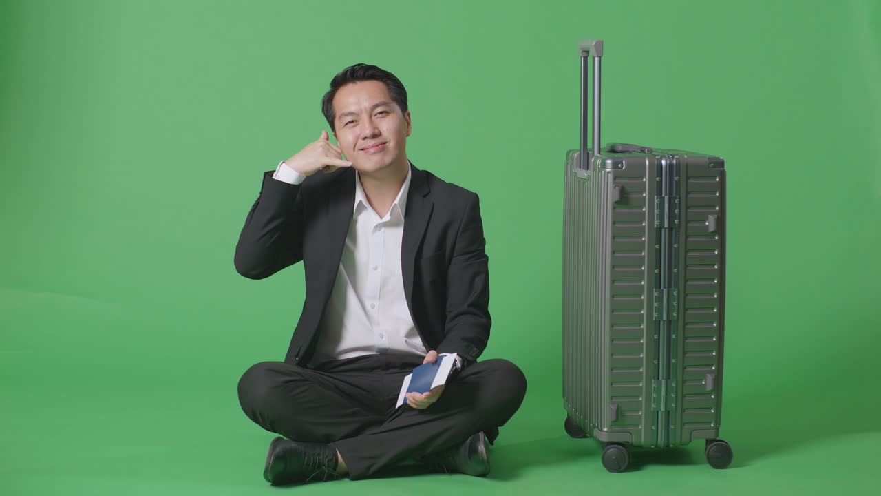 가방과 여권 을 가진 사업가