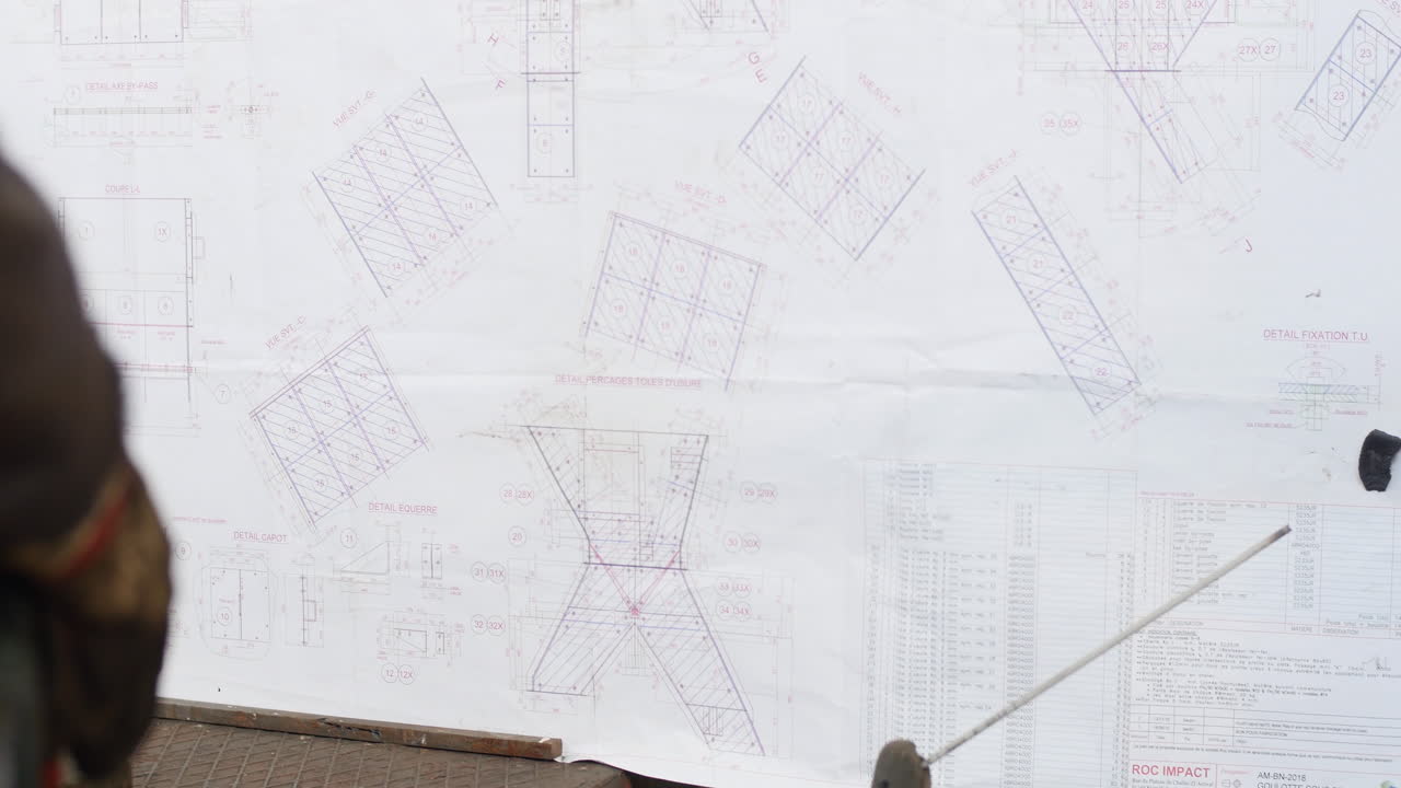 un trabajador que usa un molinillo de ángulo en una pieza de metal