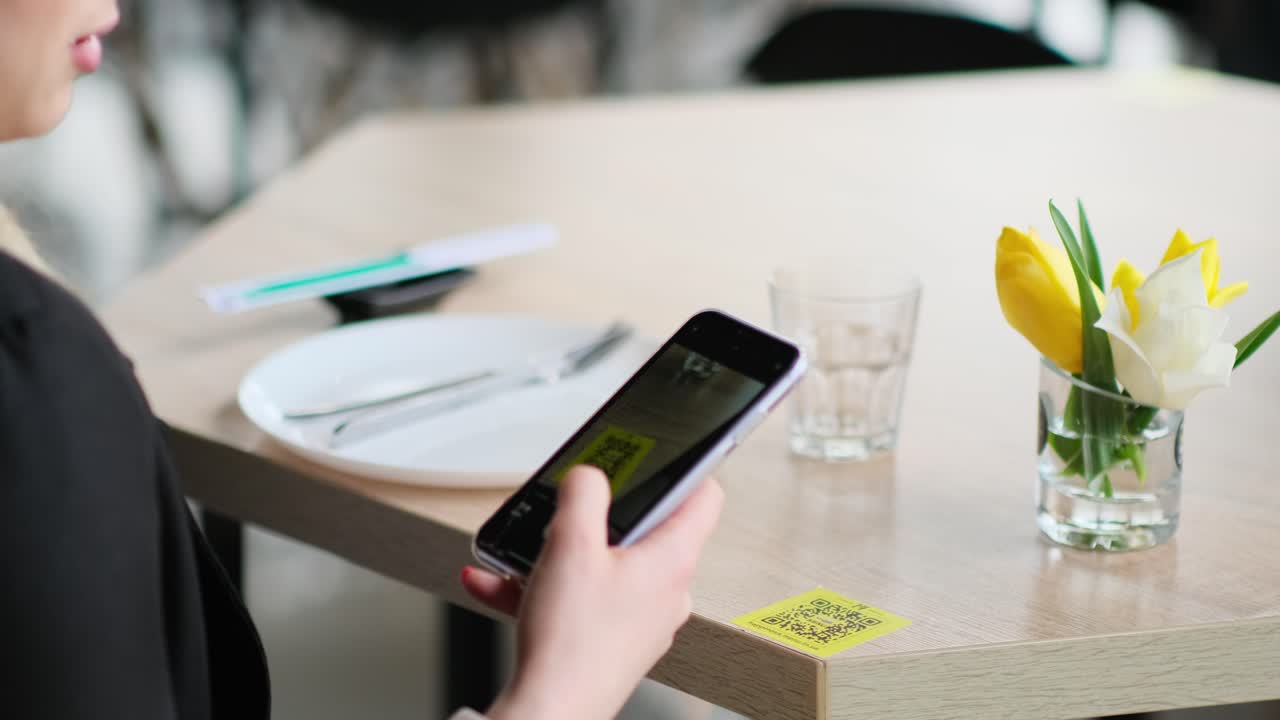 the girl in the restaurant enters the menu by QR Code