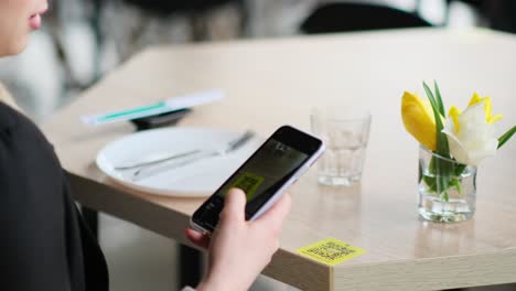 the girl in the restaurant enters the menu by qr code