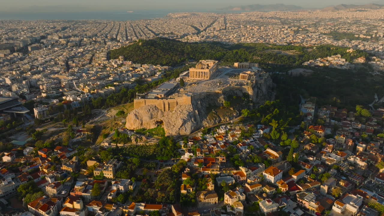 해가 뜨는 시점 에 아테네 의 오래된 도시 가 앞면 에 있는 아크로폴리스 의 공중 촬영