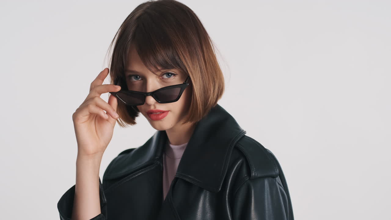 선글라스를 입은 멋진 여자
