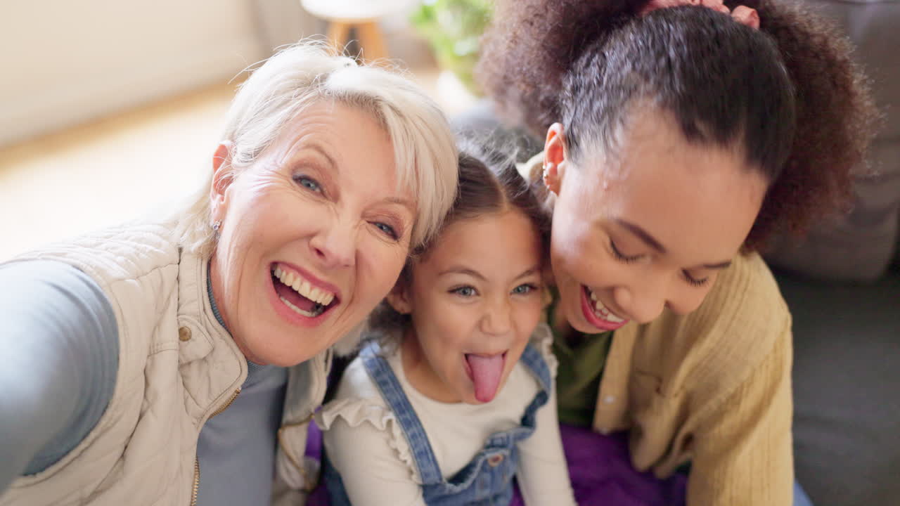 행복한 가족, 혀를 꺼내서 소파에서 셀카를 찍는 것