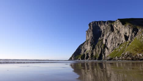 Toma-Desde-El-Suelo-De-Una-Ola-Pequeña-Que-Se-Desvanece-Suavemente-En-La-Playa-De-Arena-De-Kvalvika,-Lofoten