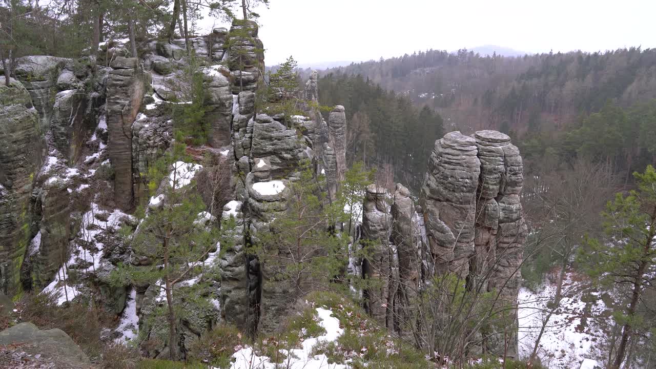 砂岩岩形成与雪和景观在普拉乔夫岩石,波希米亚天堂,倾斜起来