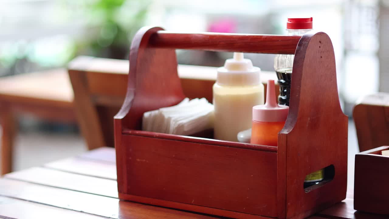 향신료 캐디 에 케 을 잡기 위해 손 을 는 것