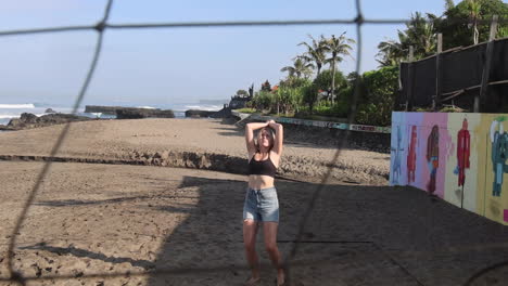 Sportlerin-Spielt-Beachvolleyball.