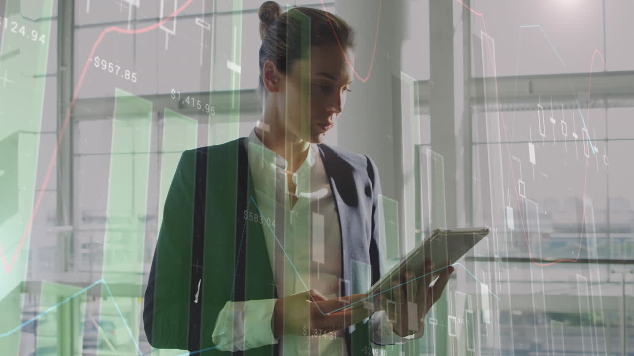 animación del procesamiento de datos estadísticos sobre una mujer de negocios caucásica que usa una tableta digital en la oficina
