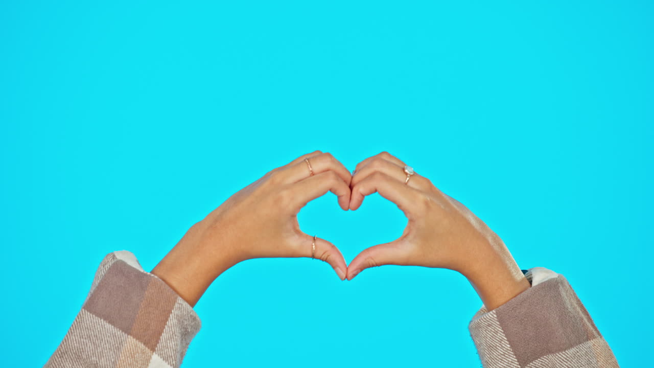 amor, como y las manos del corazón de la mujer en el estudio