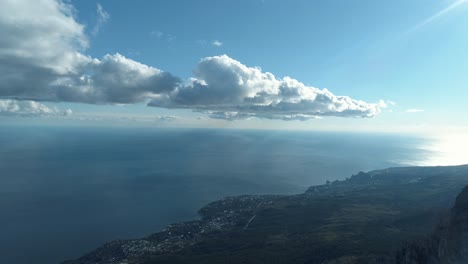 paisaje de montaña costera con nubes