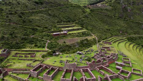 Die-Bemerkenswerten-Ruinen-Von-Pisac-Im-Heiligen-Tal-In-Cusco,-Peru