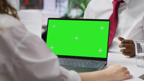 gerente de recursos humanos haciendo una entrevista de trabajo con el candidato usando una computadora portátil con llave chroma