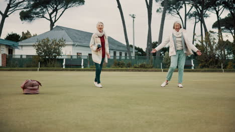 Mujeres,-Parque-O-Ancianos-Jugando-A-Los-Bolos-Para-Estar-En-Forma