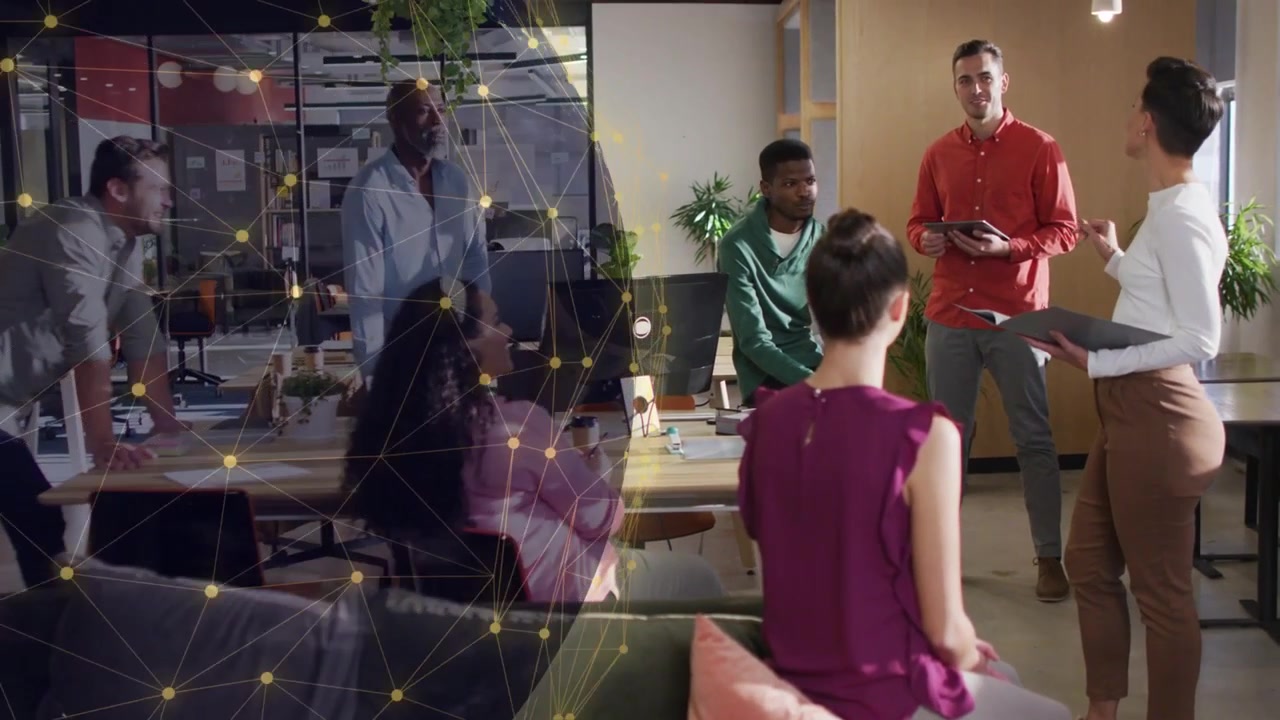 Apresentador gesticulando com uma pasta iniciando uma atualização de negócios enquanto o globo se move e o tablet mostra gráficos.
