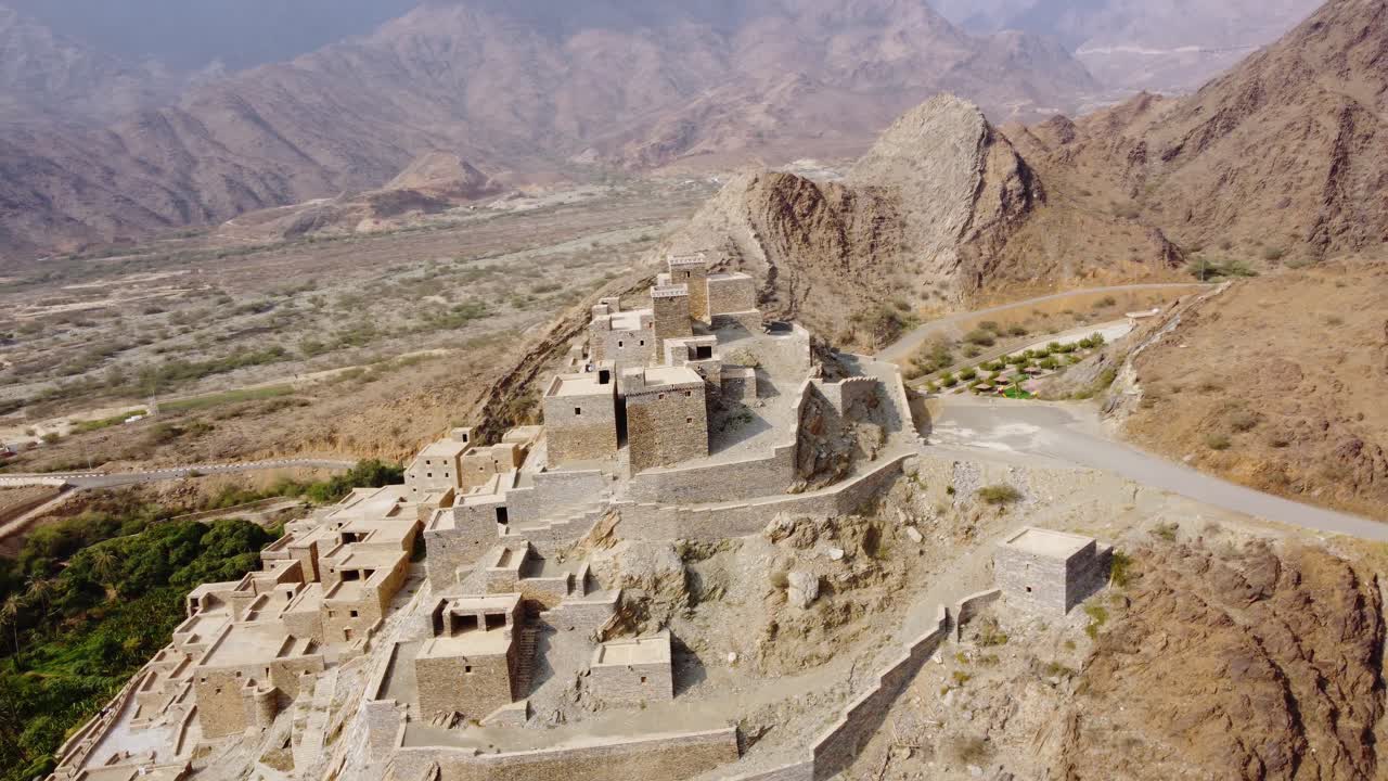 вид с воздуха на деревню зи айн в солнечной саудовской аравии - орбита, съемка с дрона