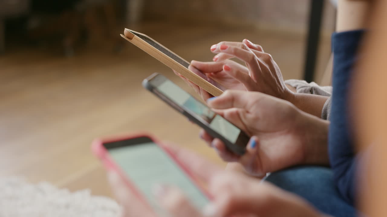 amigos en casa usando teléfonos inteligentes redes sociales