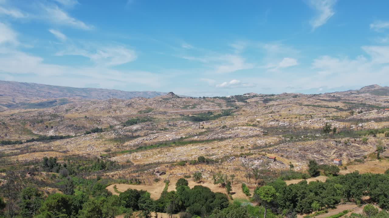 vista aérea de colinas rocosas en meseta y maleza cerca de Coímbra, Portugal