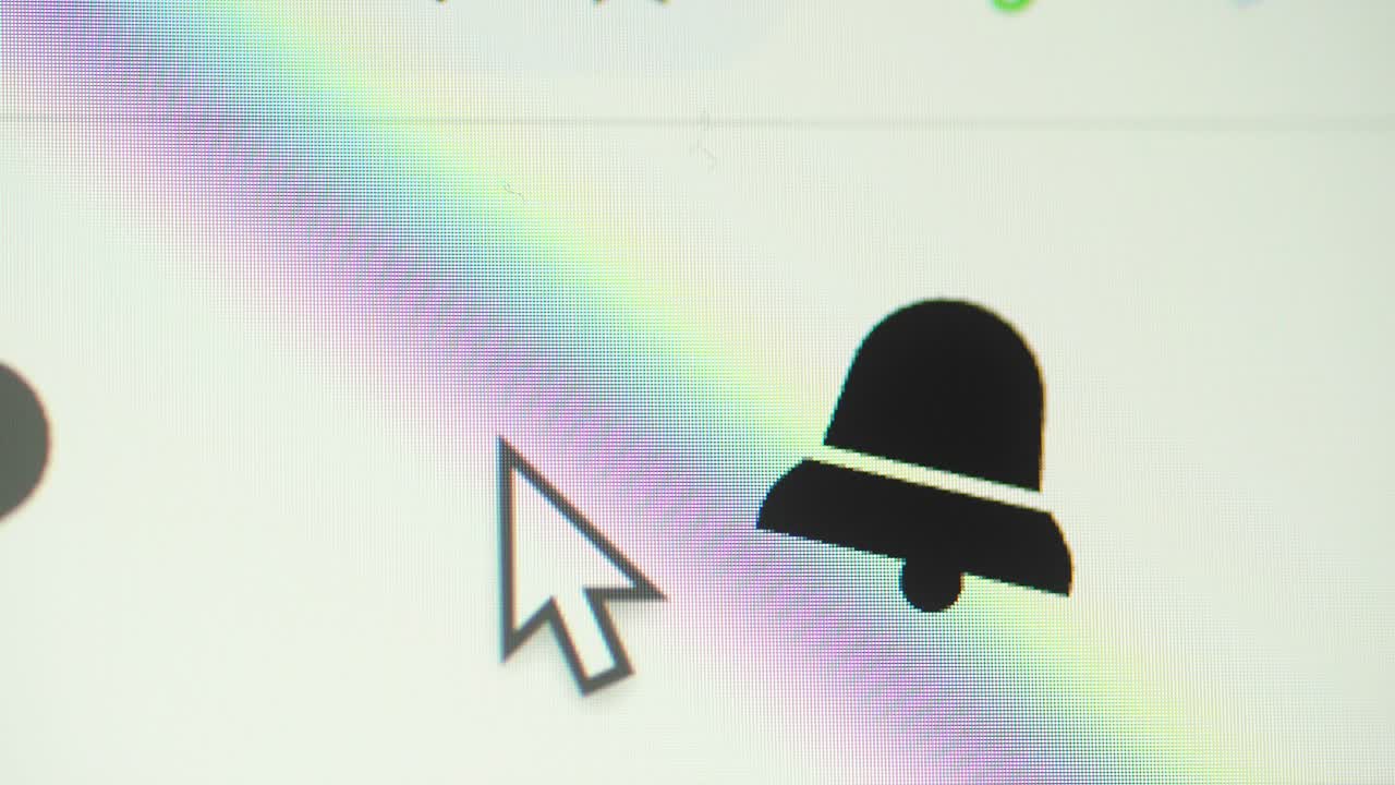 toma de primer plano del botón de notificación en la pantalla de la computadora