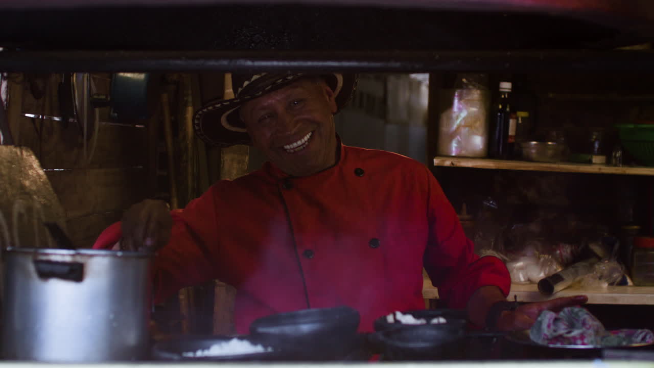 Cozinheiro trabalhando na cozinha