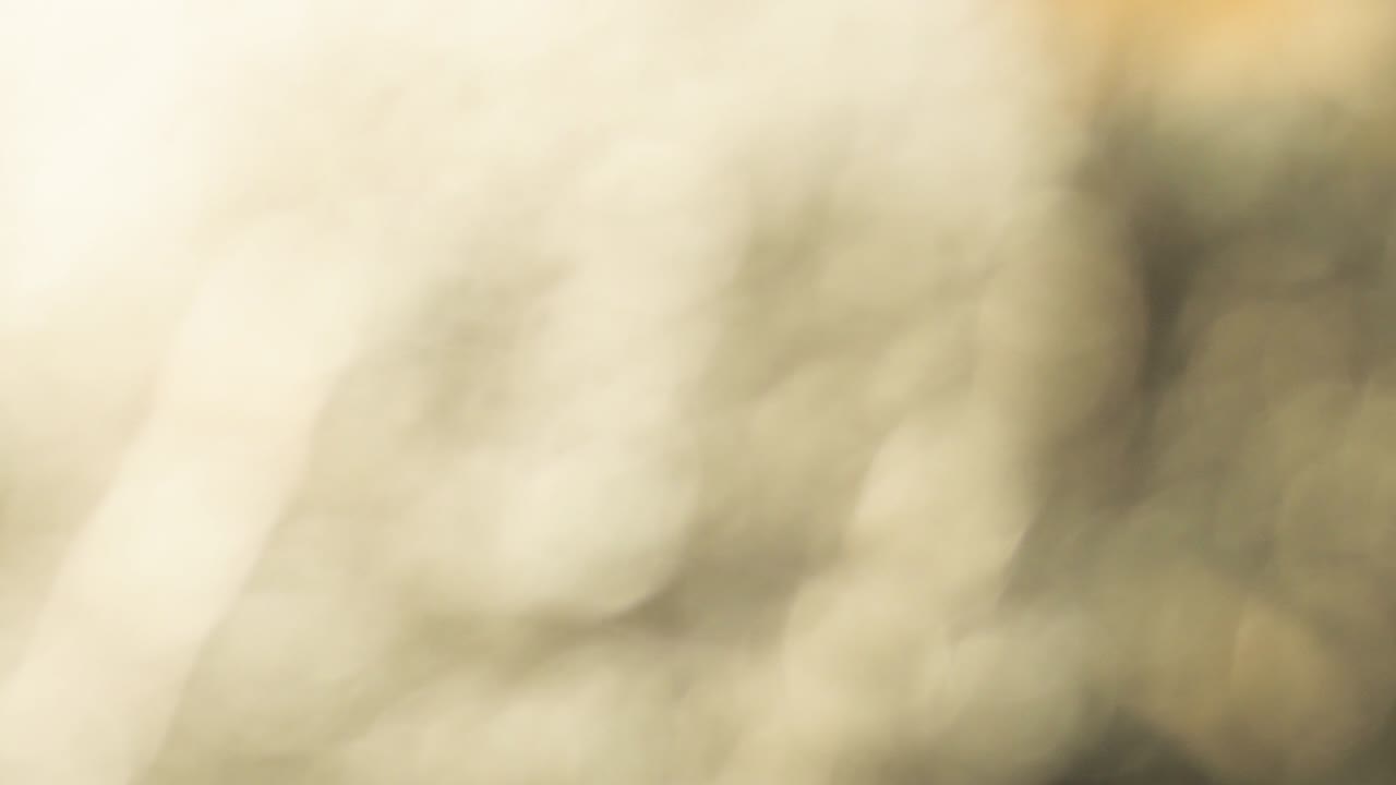 las luces de navidad borrosas de oro con textura de fondo bokeh en 4k. 4096x2160 cámara lenta. imágenes de cine de 24 fps