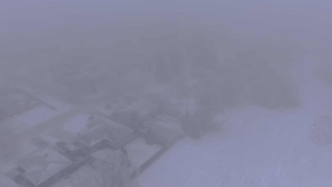 작은 마을에서 안개가 많은 날