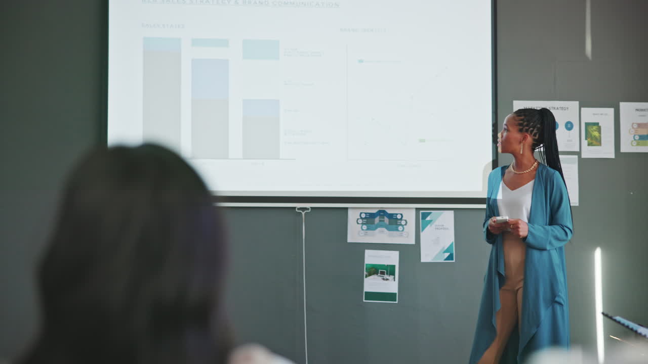 프레젠테이션, 질문 및 비즈니스 흑인 여성