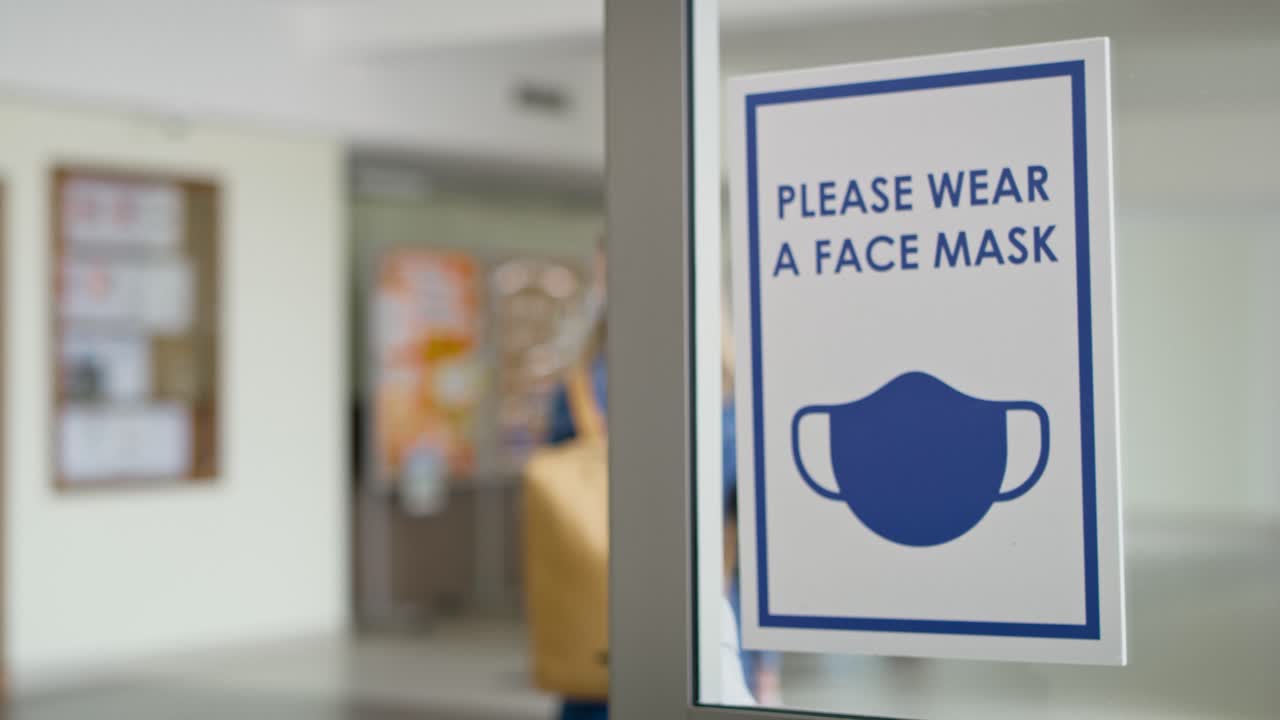 코로나 19 의 의무적인 얼굴 마스크 표지판의 비디오