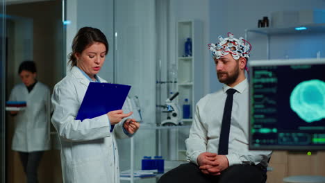 Mann-Sitzt-Auf-Einem-Neurologischen-Stuhl-Mit-Einem-Gehirnwellen-Scanning-Headset