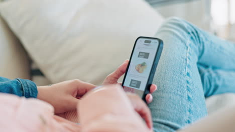 pareja, sofá y pantalla de teléfono para la entrega de alimentos