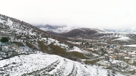 paisaje de un pueblo de montaña nevado