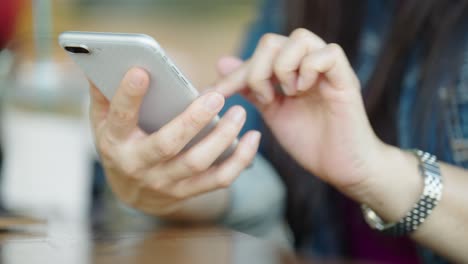 manos femeninas cercanas sosteniendo teléfonos inteligentes utilizando aplicaciones móviles, concepto de uso de la tecnología en la vida diaria compras en línea pago en línea