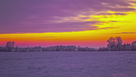 Lapso-De-Tiempo-De-Las-Nubes-En-El-Hermoso-Horizonte-Del-Cielo-Al-Atardecer-Con-Vistas-Al-Campo-De-Nieve