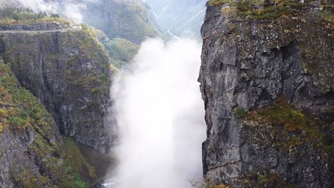 dolly up a lo largo de las empinadas paredes de voringfoss en noruega enormes cascadas