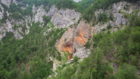 Esta-Impresionante-Cascada-Se-Encuentra-En-El-Valle-De-Logar-En-El-Norte-De-Eslovenia,-Y-Se-Llama-Rinka-Falls