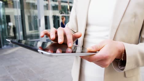 Mujer-De-Negocios-Usando-Tableta-Digital-En-El-Edificio-De-Oficinas