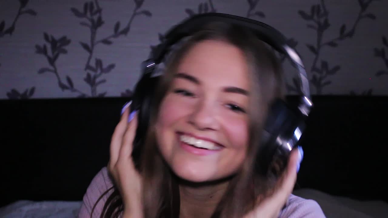 adolescente feliz vibrando con la música con auriculares