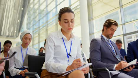 empresarios que asisten a un seminario de negocios 4k