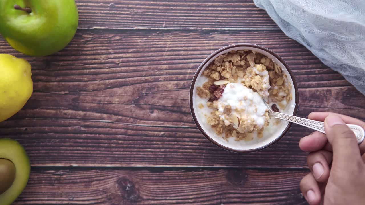 perfecto de yogur saludable con granola y frutas