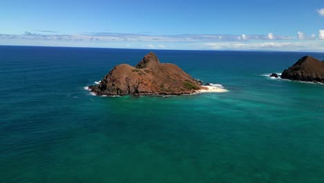 isla y océano azul en oahu, hawai - toma aérea de avión no tripulado