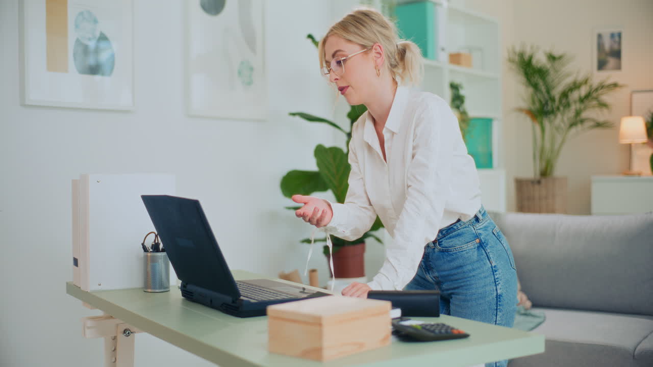 Donna d'affari che si forma sul personal branding