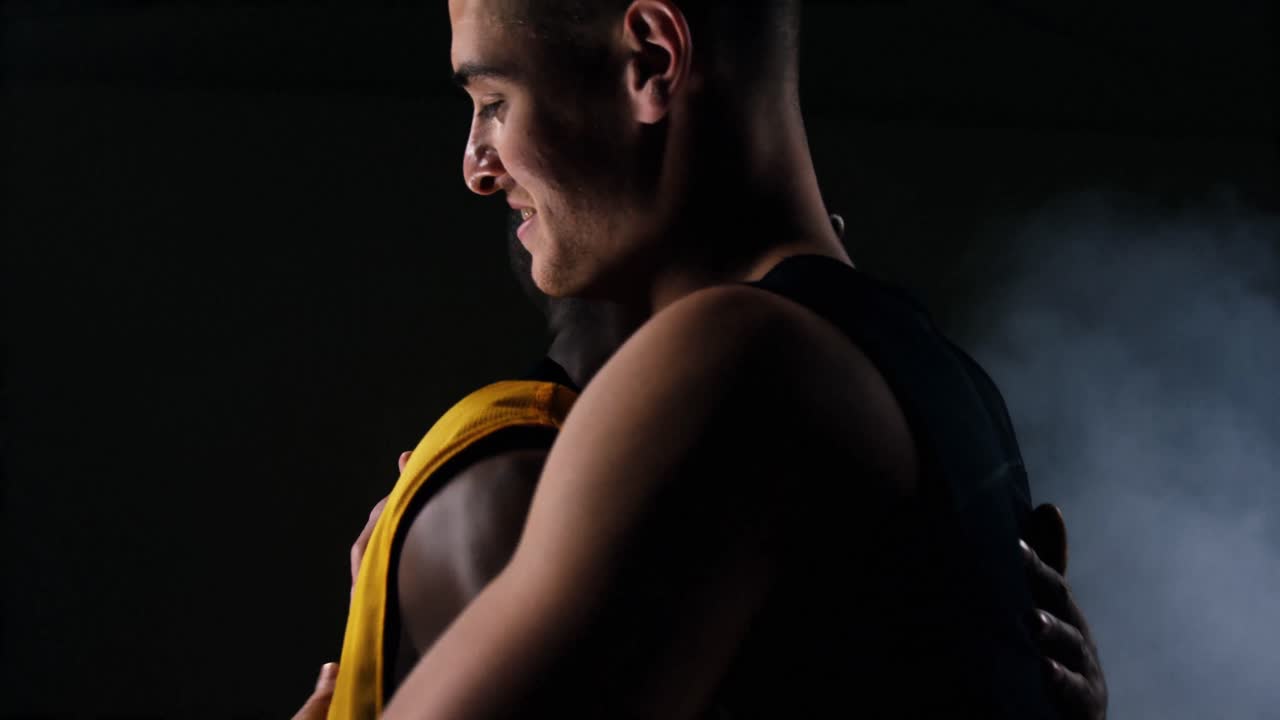 deportistas abrazándose unos a otros