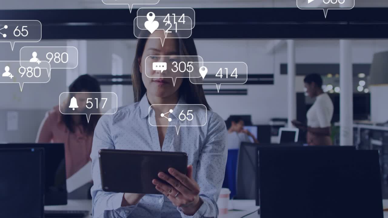 Una empresaria desliza el dedo por la tablet en la oficina y observa métricas sociales para monitorizar la interacción