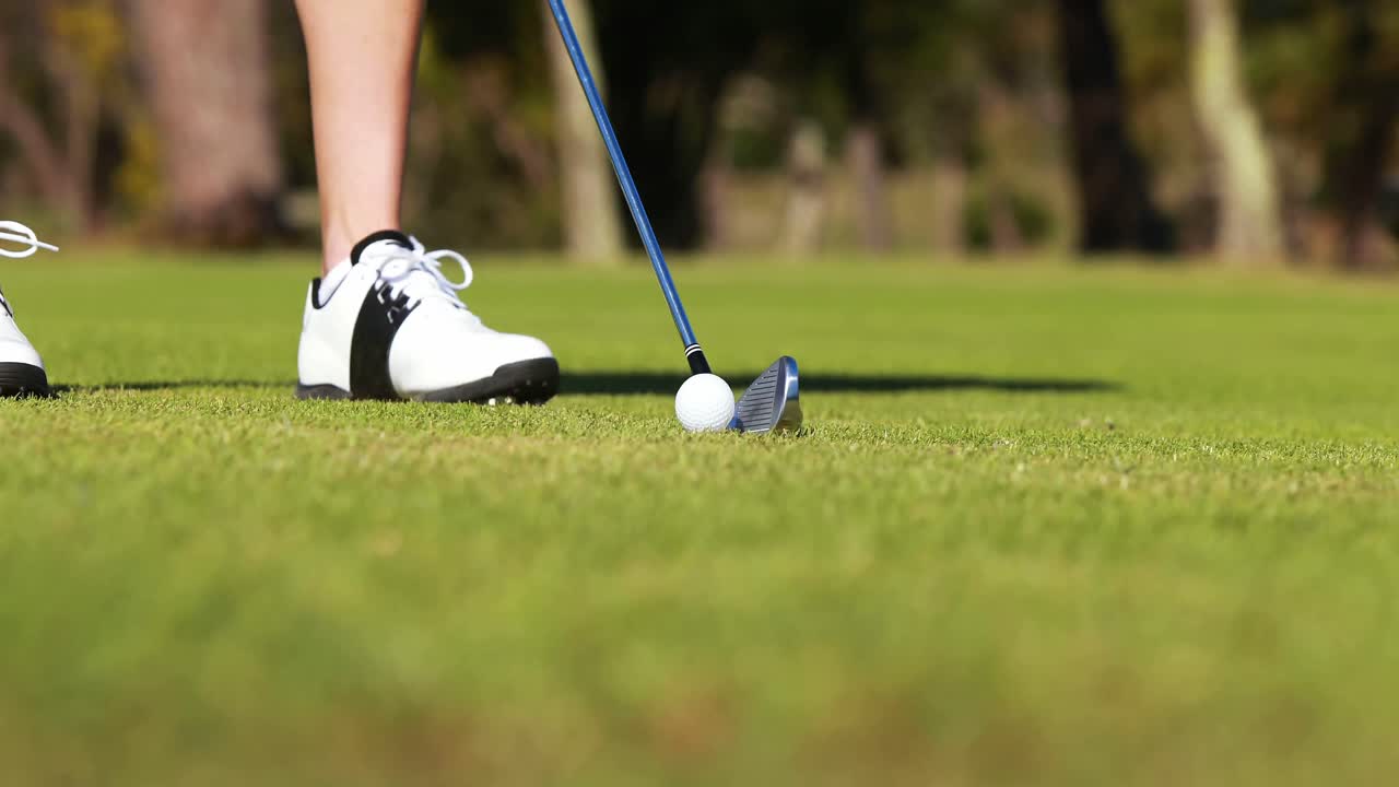 Golfista che gioca a golf