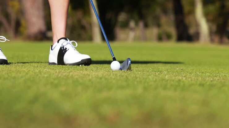 Golfista che gioca a golf