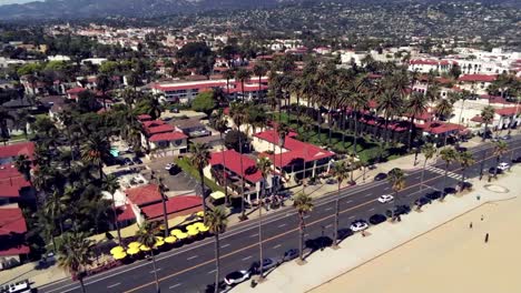 un acercamiento a los hoteles ubicados en una concurrida calle de california