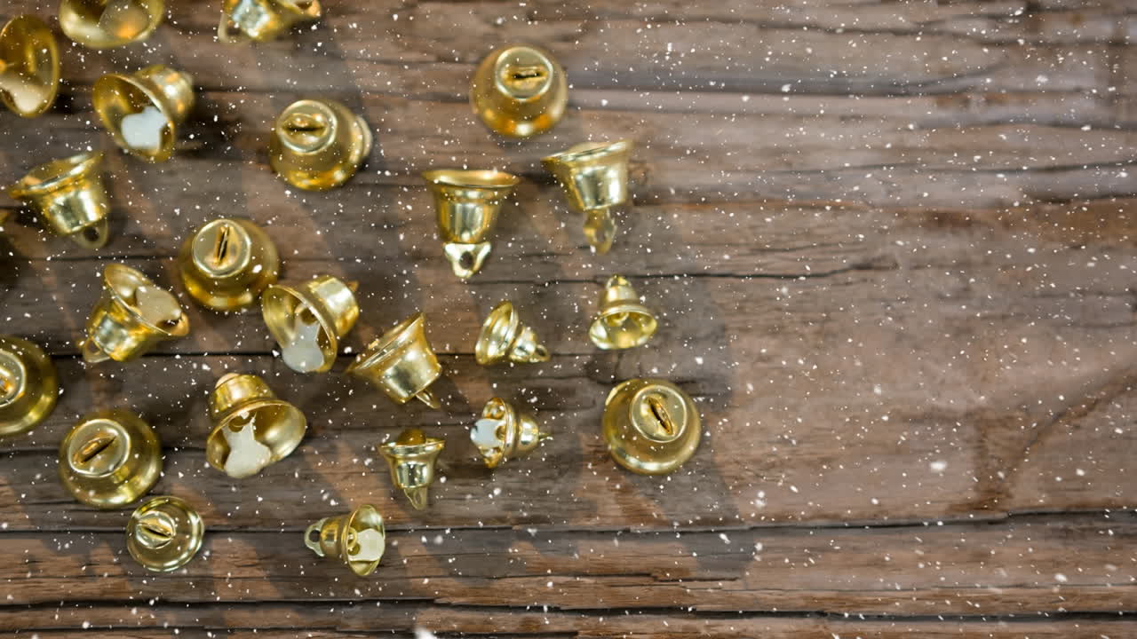 크리스마스 종 장식과 함께 내리는 눈