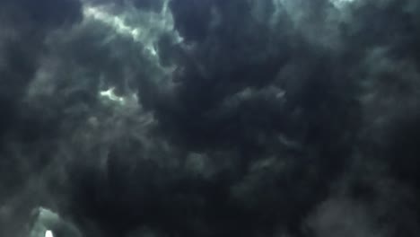 nubes oscuras de tormenta de 4k con rayos