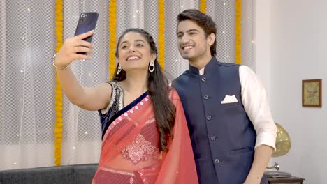 pareja india dando los mejores deseos en videollamada