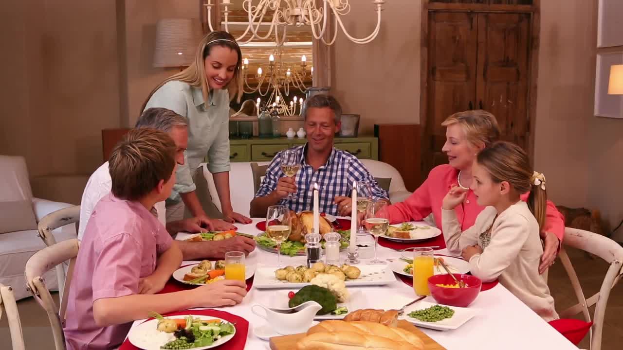 Tre generationers familie spiser julemiddag sammen